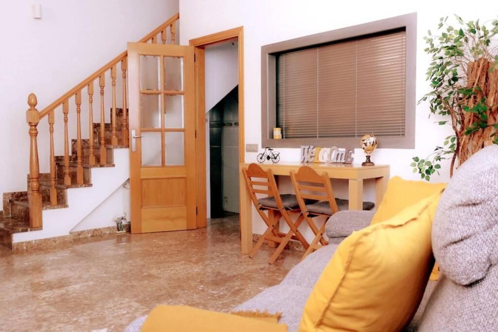 巴達洛納的住宿－Casa Luna, junto playa y Barcelona Centro，客厅配有沙发和桌子