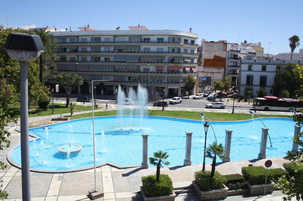 ein großer Pool mit Brunnen in einer Stadt in der Unterkunft Apartamentos Turísticos Mamelón in Jerez de la Frontera