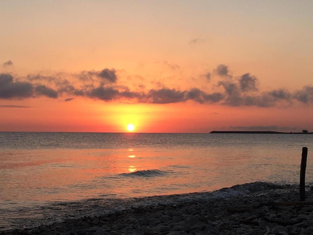 un tramonto sulla spiaggia con il tramonto di Life Quality B&B a Pescara