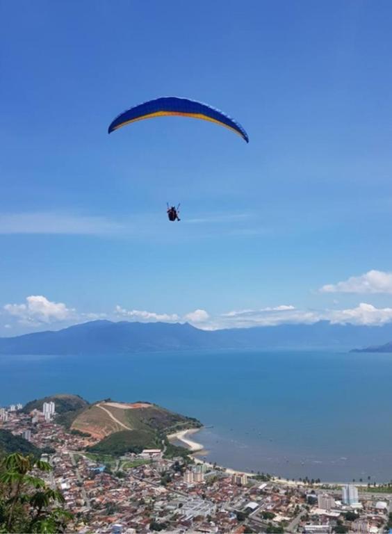  Apto praia Martin de Sá com Wi fi e piscina para até 06 seis pessoas contando crianças