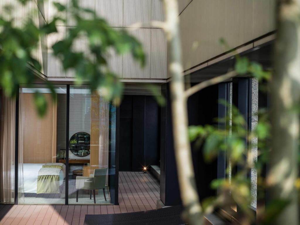 een huis met glazen deuren en een tafel en stoelen bij InterContinental Hotel Osaka, an IHG Hotel in Osaka