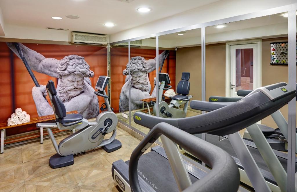 Fitness centrum a/nebo fitness zařízení v ubytování Hotel Indigo Rome - St. George by IHG