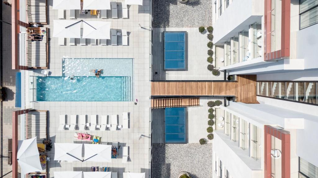 Bazén v ubytování Kyrat Amarac Suites nebo v jeho okolí