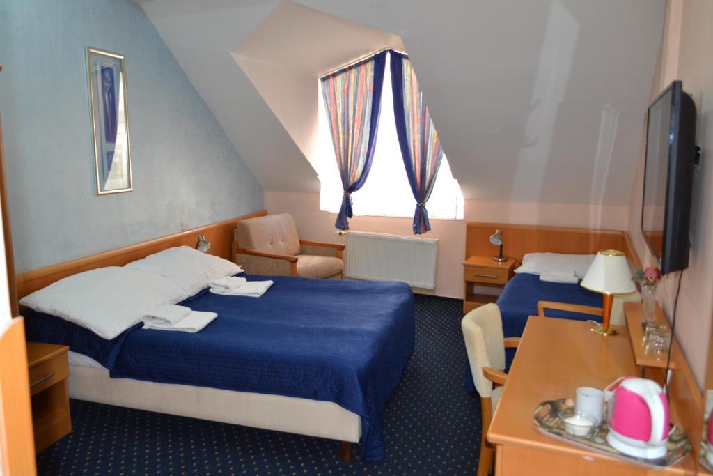 Postel nebo postele na pokoji v ubytování Aladin Praha
