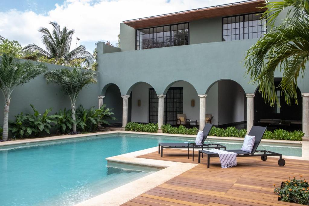 une villa avec une piscine et une maison dans l'établissement Antelar Casa Destino, à Mérida