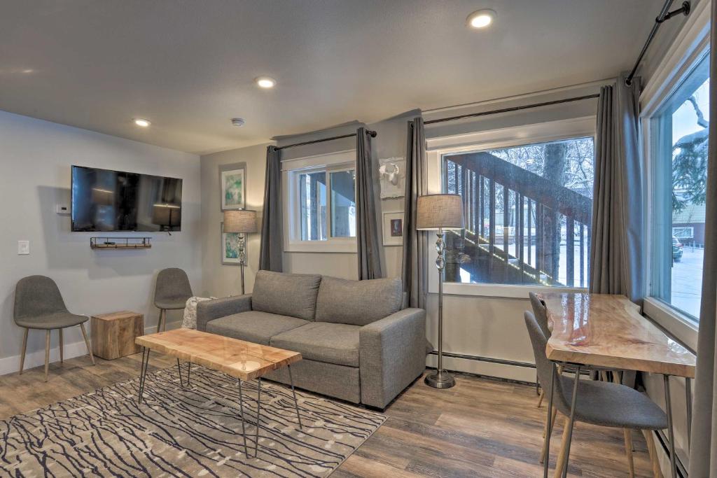 uma sala de estar com um sofá e uma mesa em Modern Anchorage Getaway, Steps from Coastal Trail em Anchorage