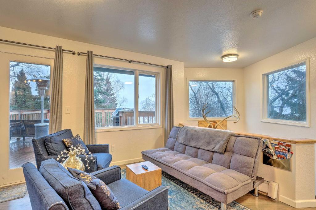 Posezení v ubytování Coastal-View Apartment Near Downtown Anchorage!
