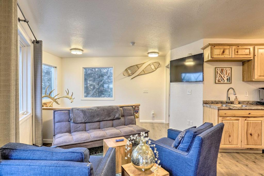 Kuchyň nebo kuchyňský kout v ubytování Coastal-View Apartment Near Downtown Anchorage!