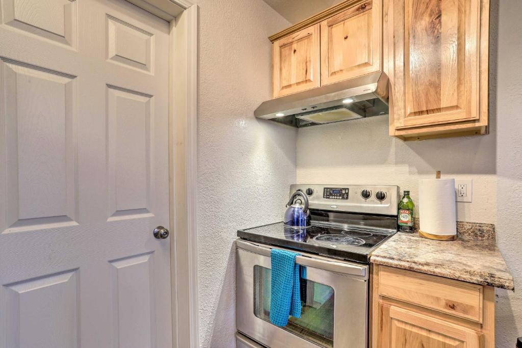 Kuchyň nebo kuchyňský kout v ubytování Coastal-View Apartment Near Downtown Anchorage!