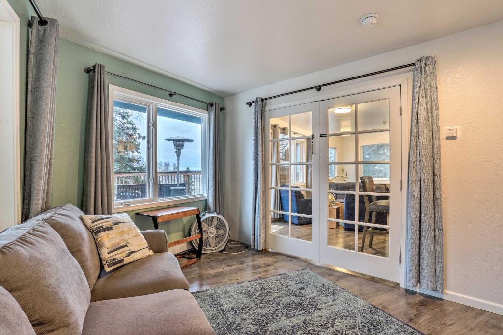 Posezení v ubytování Coastal-View Apartment Near Downtown Anchorage!