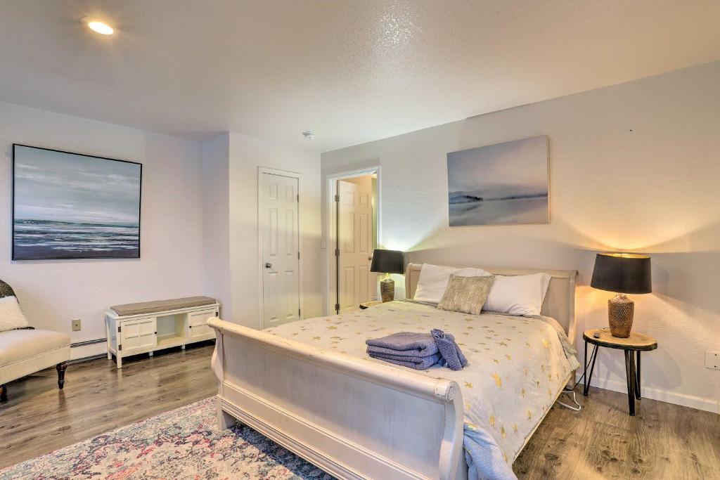 Postel nebo postele na pokoji v ubytování Coastal-View Apartment Near Downtown Anchorage!
