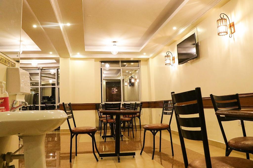 TV a/nebo společenská místnost v ubytování Claire de Lune Moonlight Hotel