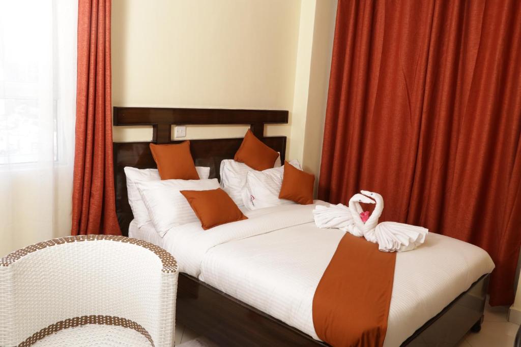 ein Schlafzimmer mit einem Bett mit einem Schwan darauf in der Unterkunft Claire de Lune Moonlight Hotel in Nakuru
