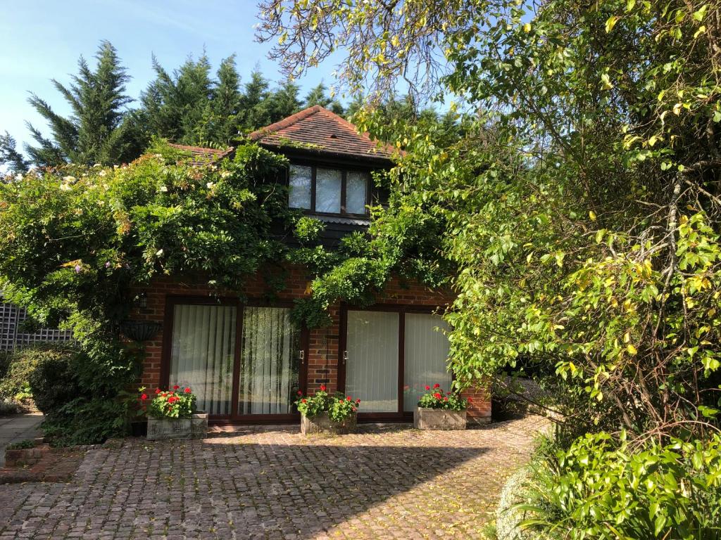 Casa de ladrillo con ventana y entrada en The Game Keeper's Lodge, en Welwyn