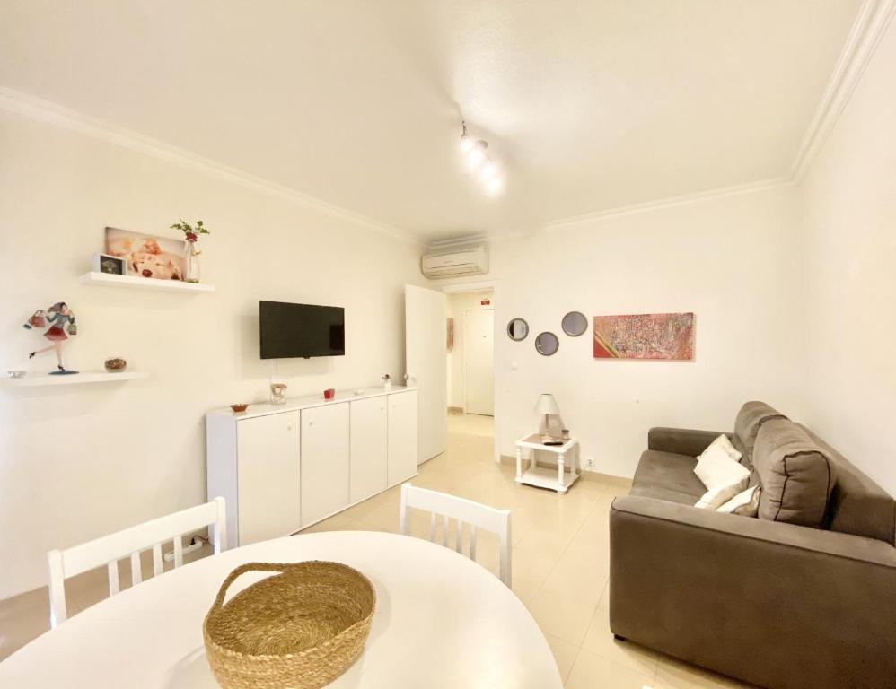 a living room with a couch and a table at Tália XI - Near the beach - Vilamoura in Vilamoura