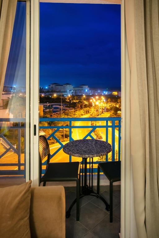 Balkón nebo terasa v ubytování L'escale Appart-hôtel By 7AV HOTELS