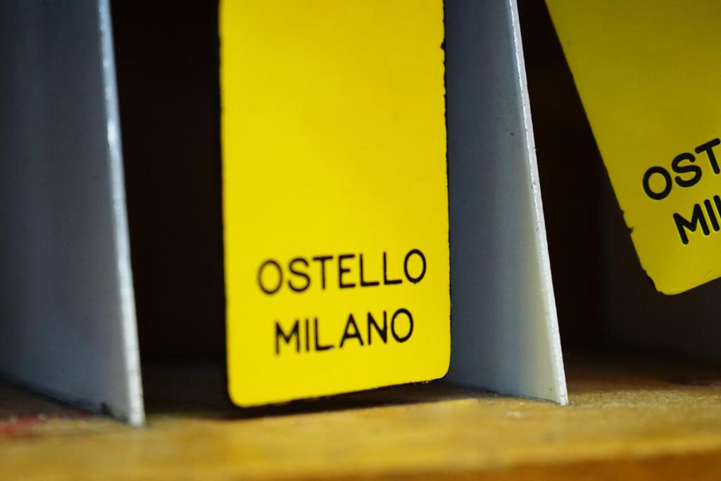 una columna amarilla del libro con el texto odesida milma en ella en Hi! Ostello Milano en Milán
