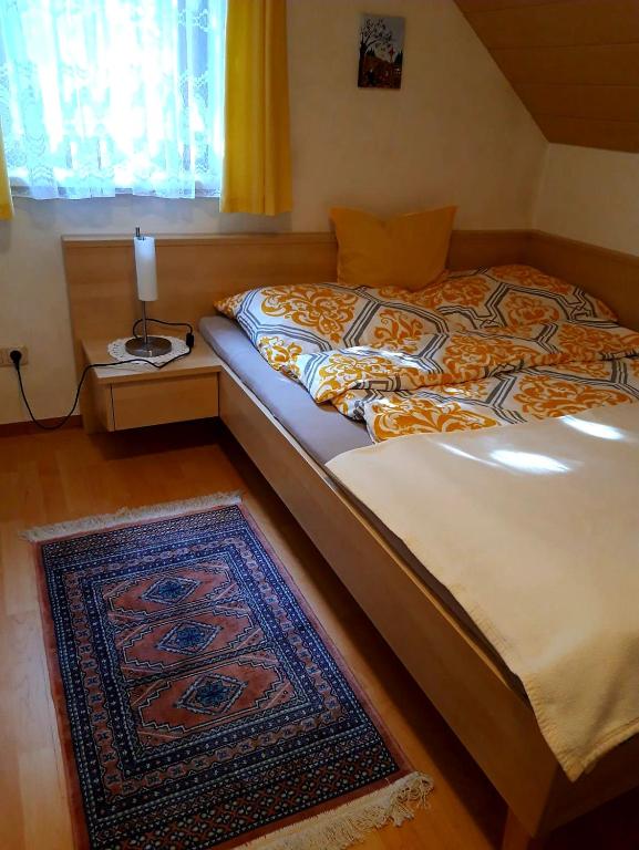 A bed or beds in a room at Ferienwohnung Nadine Egger