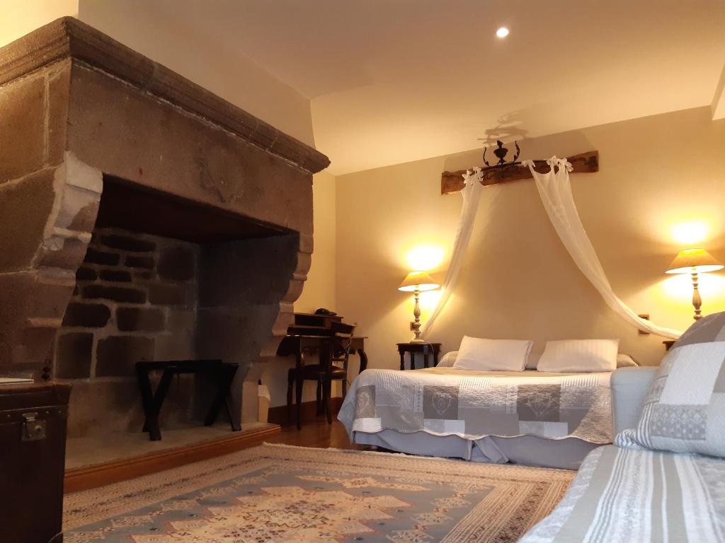Ένα ή περισσότερα κρεβάτια σε δωμάτιο στο Manoir Des Douets Fleuris