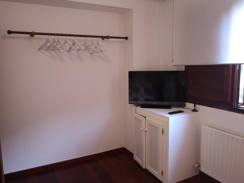 Televízia a/alebo spoločenská miestnosť v ubytovaní Apartamento Ruiloba