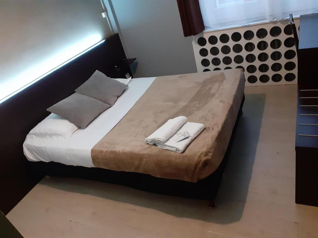 Postel nebo postele na pokoji v ubytování Citadel Hôtel