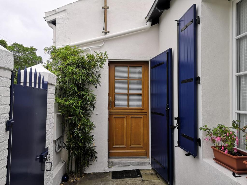 une porte menant à une maison avec des portes bleues dans l'établissement Chez DIEGO Maison indépendante au coeur de La Rochelle, à La Rochelle