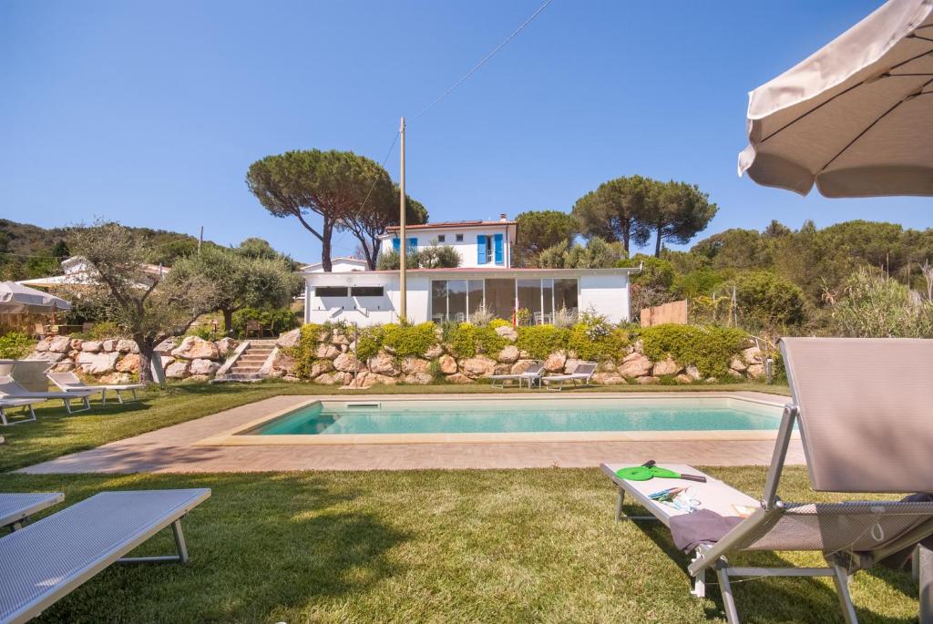 une villa avec une piscine et une maison dans l'établissement B&B La Casa degli Ulivi, à Procchio