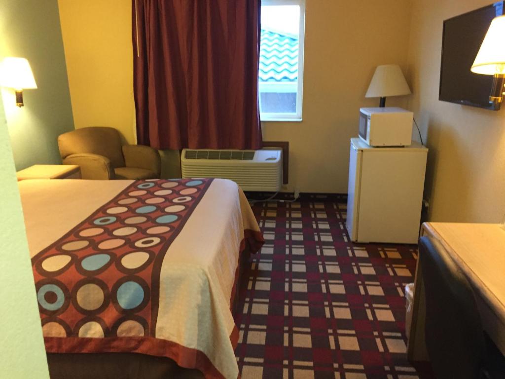 Super 8 by Wyndham Martinsville - Queen Room - Non-Smoking