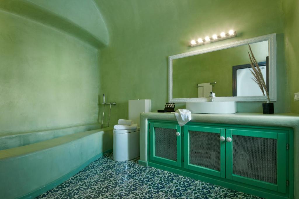 Luna Santorini Suites - 7