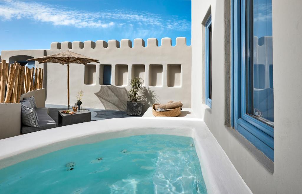 una piscina en medio de una casa en Luna Santorini Suites en Pyrgos