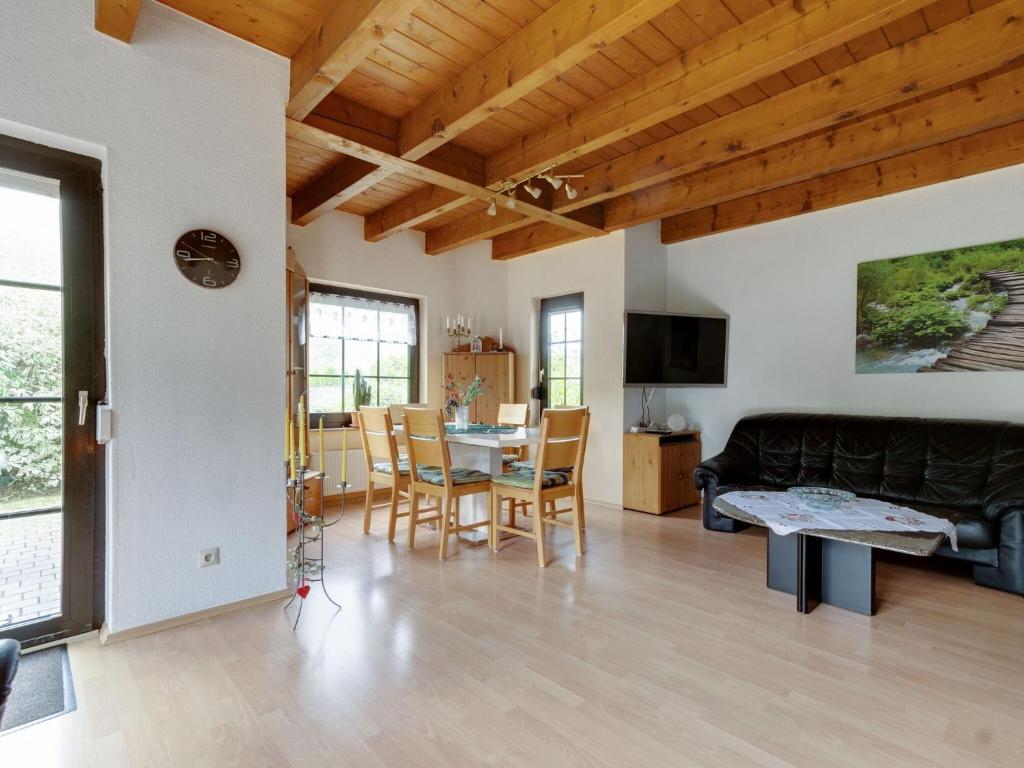 TV a/nebo společenská místnost v ubytování Cosy holiday home in Olsberg with garden