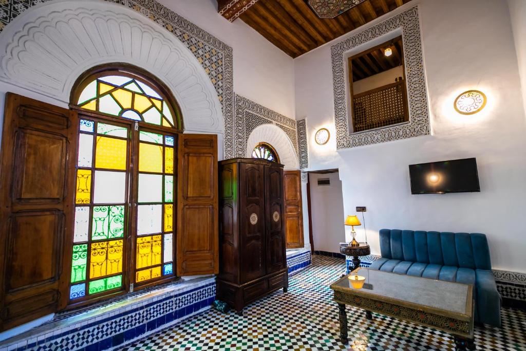 TV a/nebo společenská místnost v ubytování Palais Riad Chahd Luxury