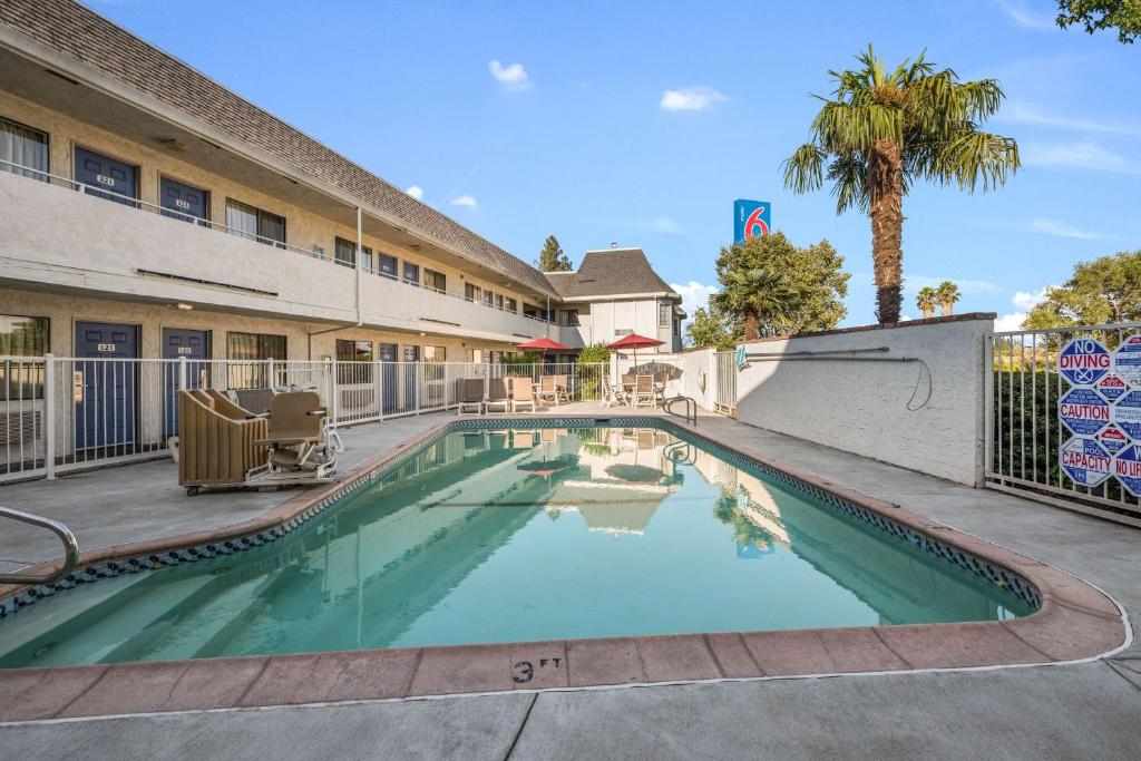 a swimming pool in front of a building at Motel 6-Fairfield, CA - North in Fairfield