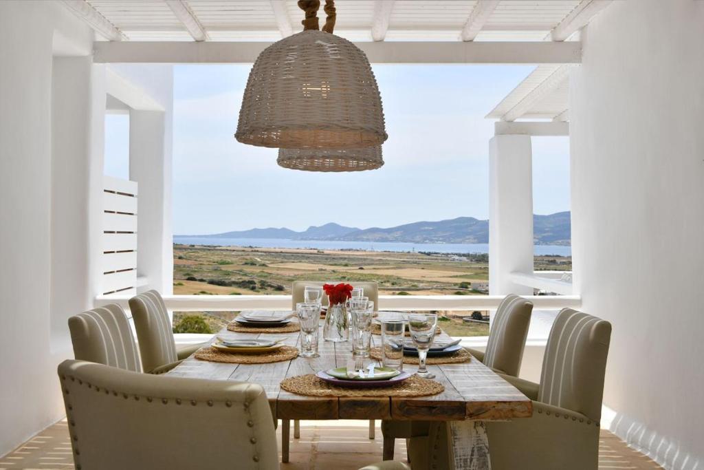 Εστιατόριο ή άλλο μέρος για φαγητό στο Luxury Paros Villa Villa Calypso Beautiful Serene Sleeps up to 11 Glisidia