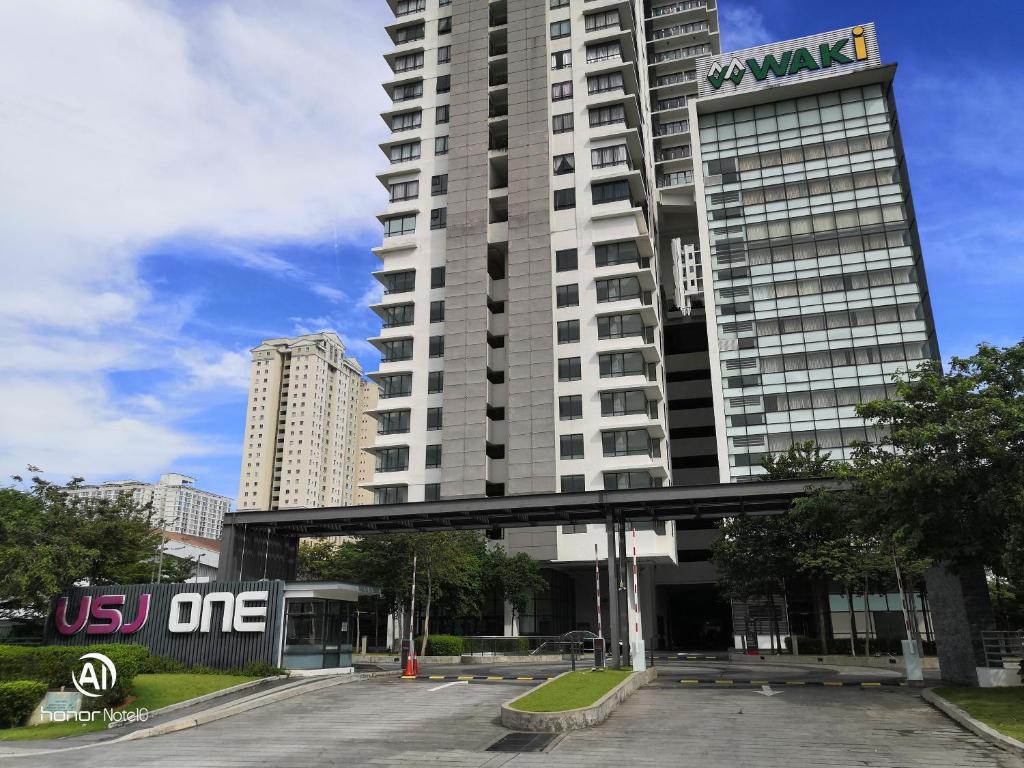 un edificio blanco alto con un letrero. en USJ One Traveller Suite USJ 1 # Subang Jaya # Sunway, en Subang Jaya