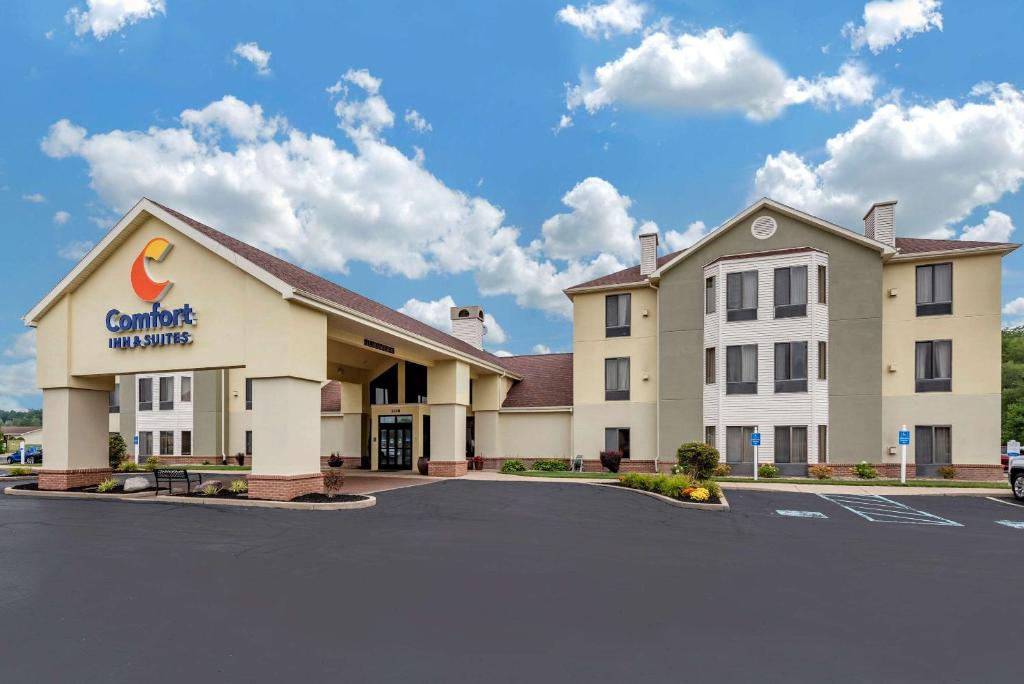 a front view of a hotel with a parking lot at Comfort Inn & Suites Warsaw near US-30 in Warsaw
