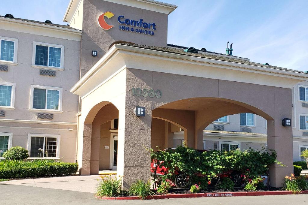 a building with a sign for a hotel at Comfort Inn & Suites Galt - Lodi North in Galt