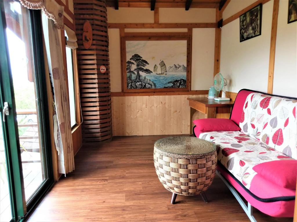 a living room with a couch and a table at Shiyai Taoyuan in Ren&#39;ai
