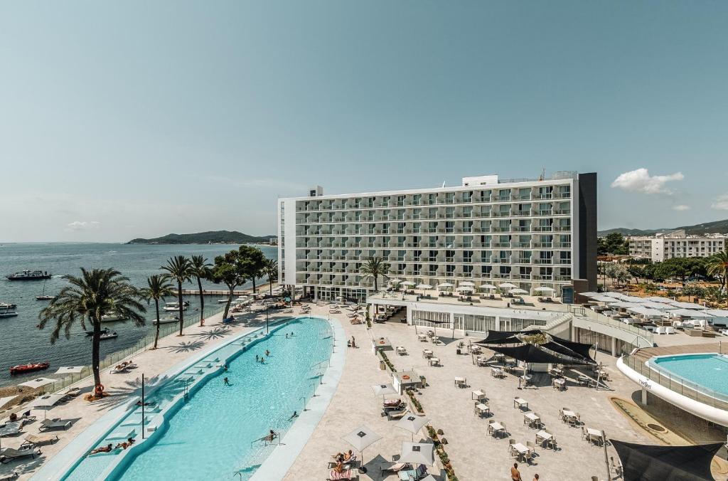 um hotel com piscina e praia em The Ibiza Twiins - 4* Sup em Playa d'en Bossa