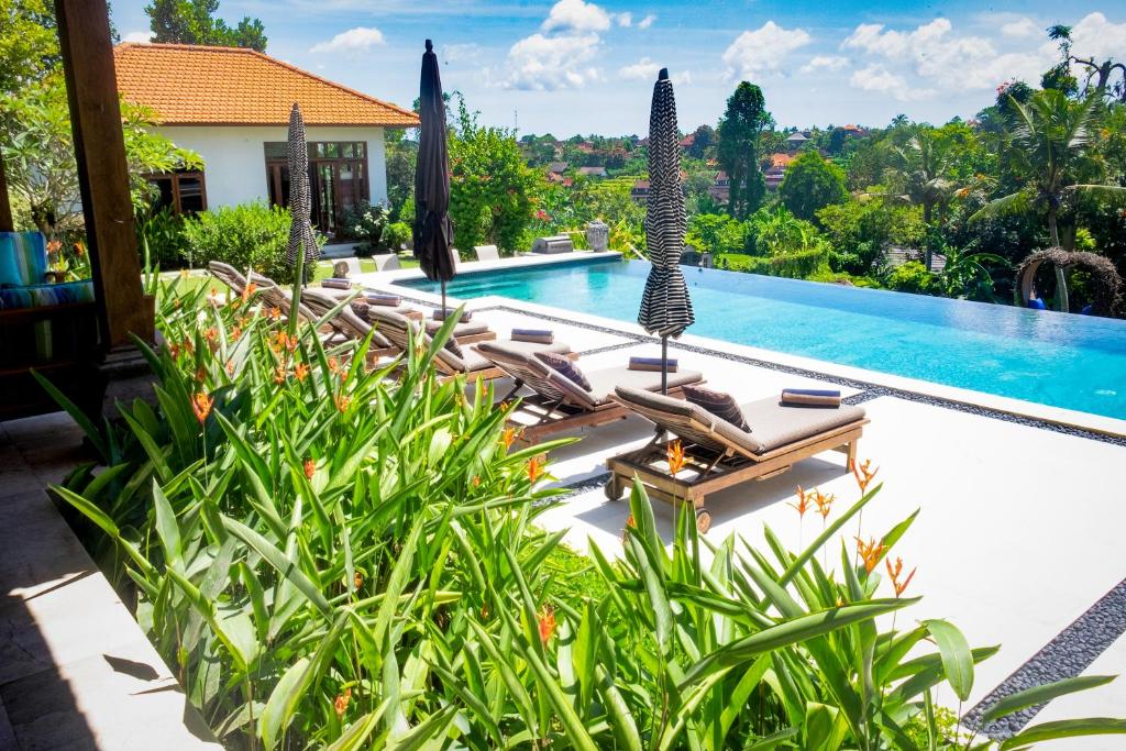 Luxury in Paradise Fabulous Staff at Lebah Villas Ubud Center - 4