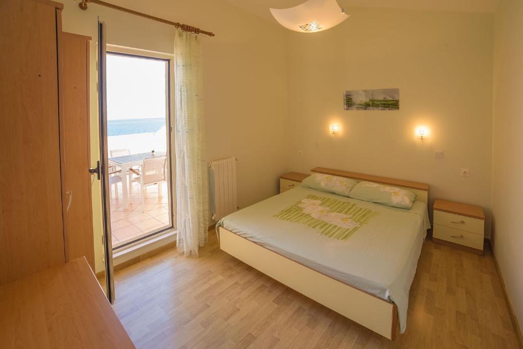 Postel nebo postele na pokoji v ubytování Apartments Luci and Kety