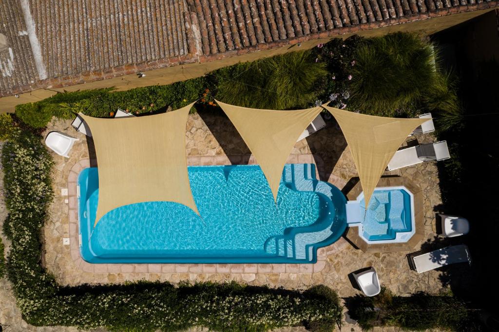 una vista aérea de una piscina con un cartel en Aquae Sinis Albergo Diffuso, en Cabras