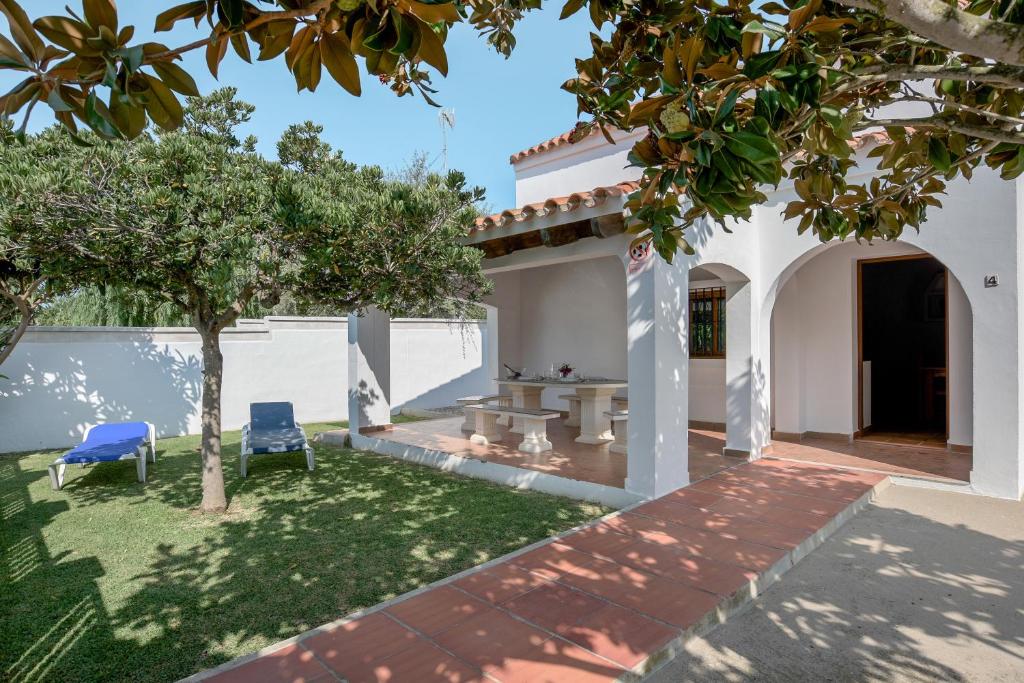 a courtyard of a house with two chairs and a table at Casa Miguelin in Zahora