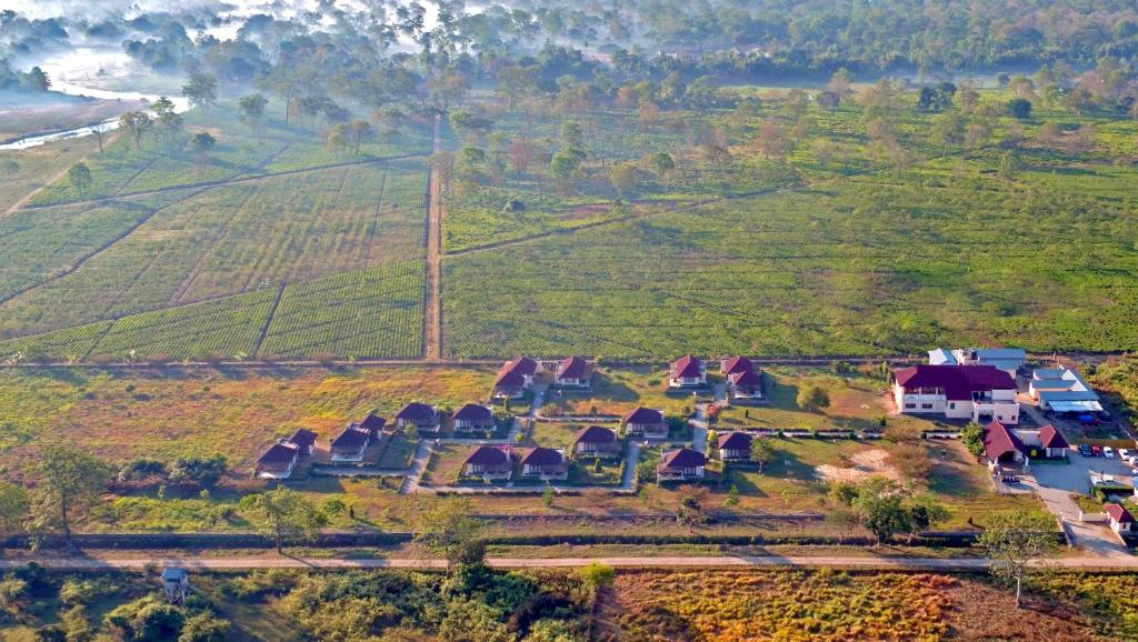 eine Luftansicht eines Hauses auf einem Hügel in der Unterkunft Musa Jungle Retreat in Kumguri