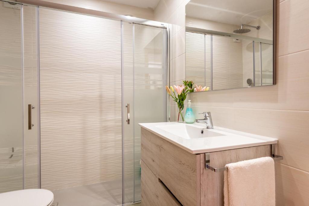 A bathroom at Delta 3