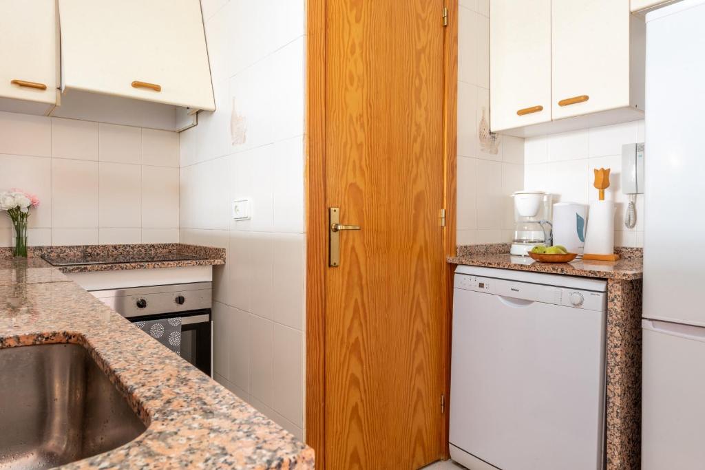 A kitchen or kitchenette at Delta 3