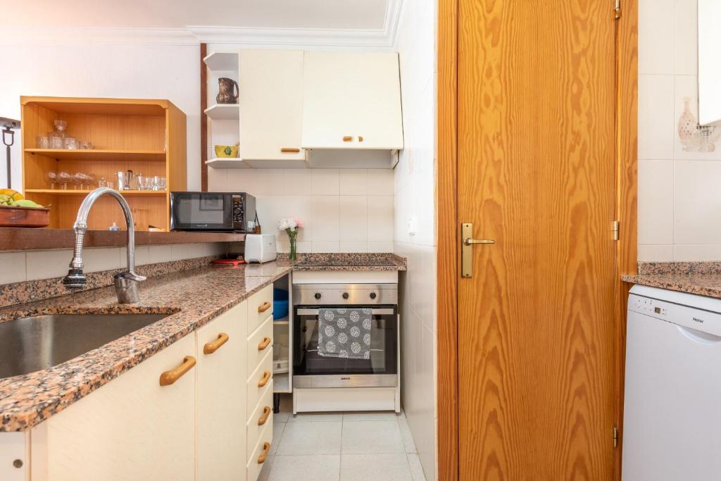 A kitchen or kitchenette at Delta 3