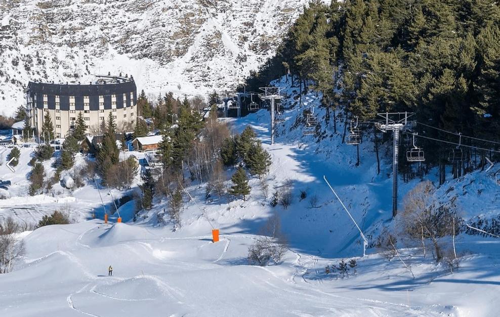 una estación de esquí con un remonte en la nieve en Hotel Or Blanc, en Espot