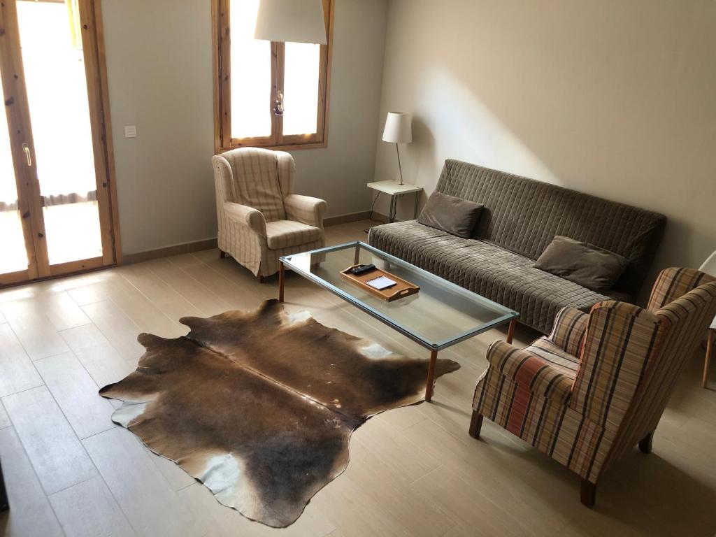 uma sala de estar com um sofá e uma mesa em Apartamento Casa Francho em Panticosa