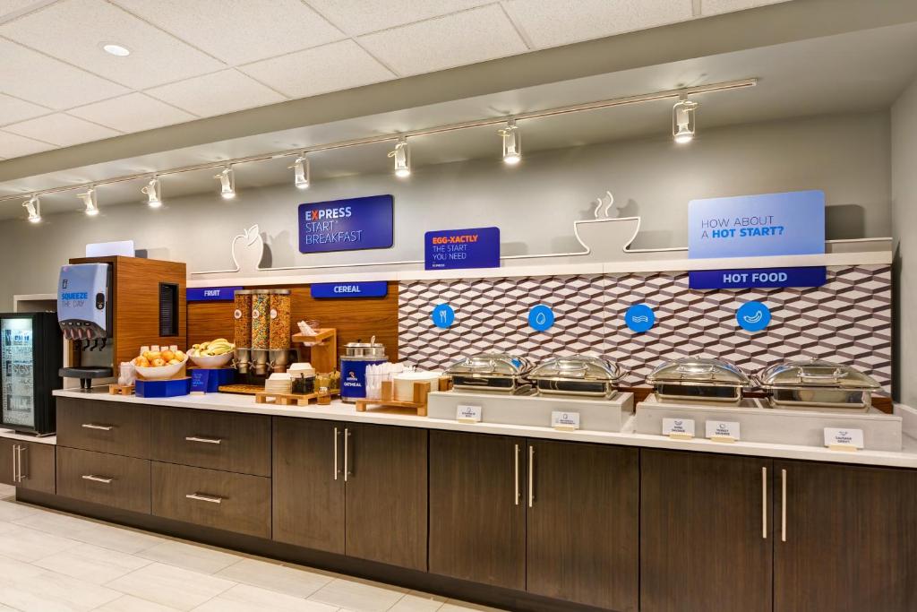 Holiday Inn Express Hotel & Suites Milwaukee-New Berlin by IHG photo